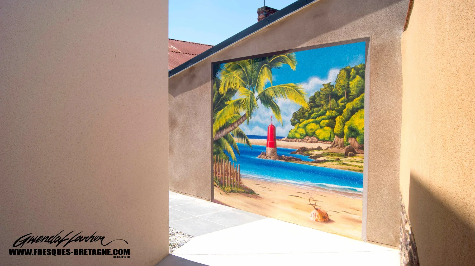 Trompe-l'œil de plage tropicale avec cocotier et balise, passage extérieur entre deux maisons bretonnes